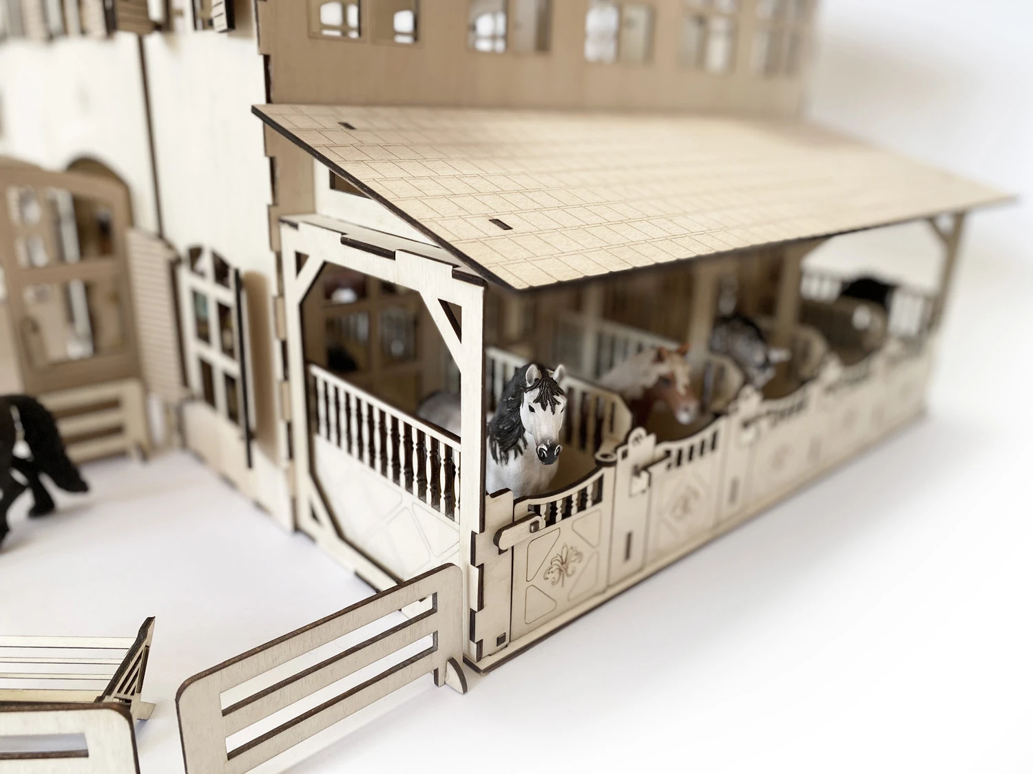 Haus mit 20 Pferdeboxen bestehend aus 2 Wandregalen mit Zubehör