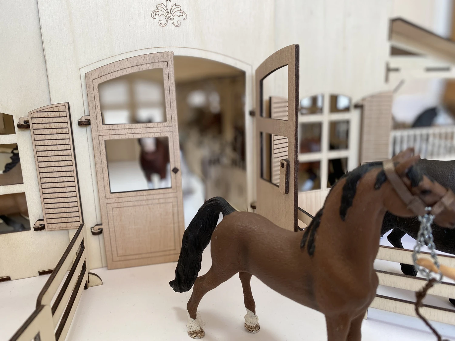 Laser file - House with 20 horse boxes consisting of 2 wall shelves with accessories