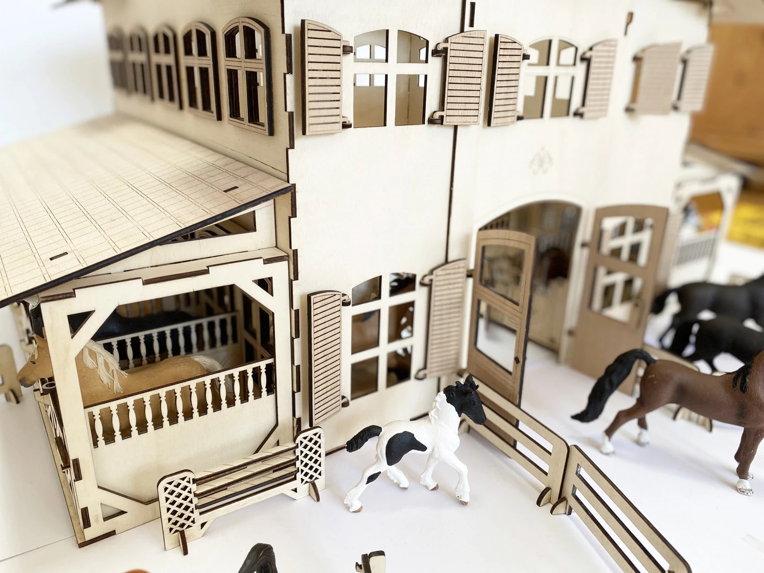 Laser file - House with 20 horse boxes consisting of 2 wall shelves with accessories