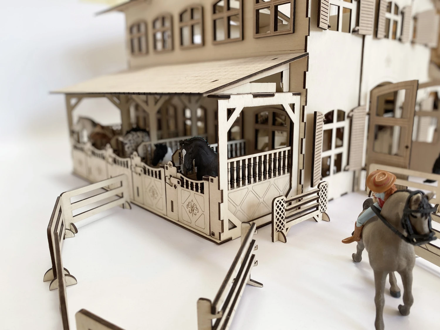 Laser file - House with 20 horse boxes consisting of 2 wall shelves with accessories