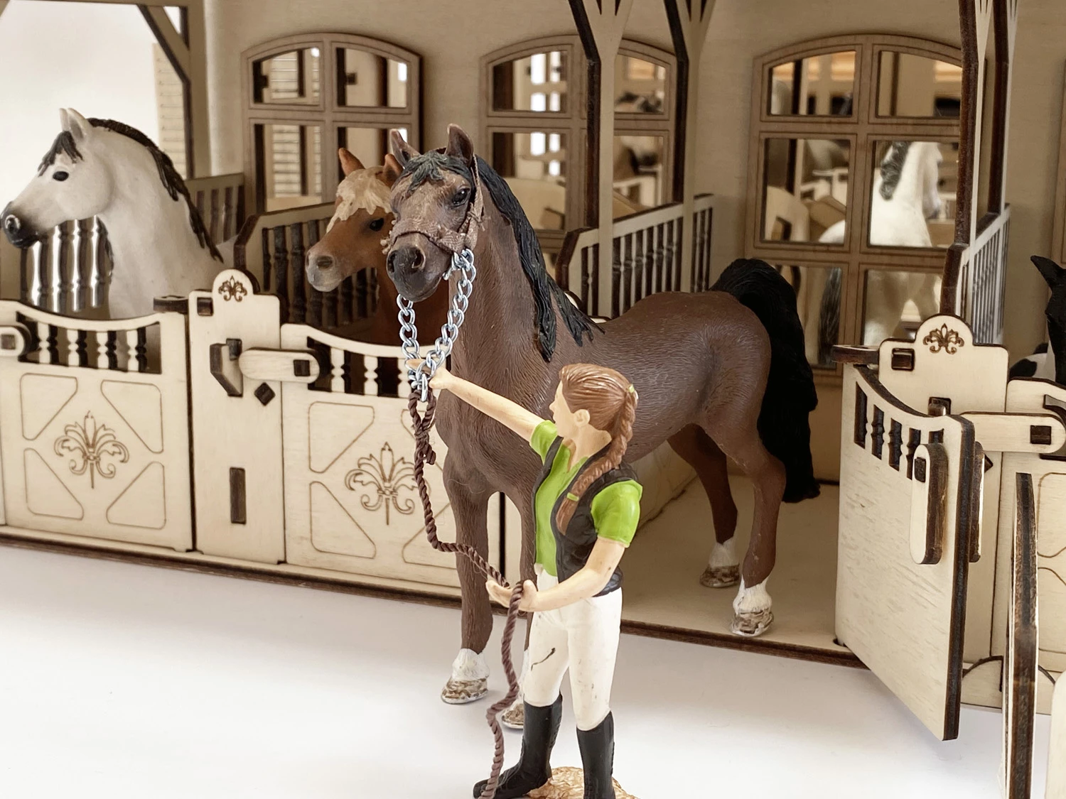 Laser file - House with 20 horse boxes consisting of 2 wall shelves with accessories