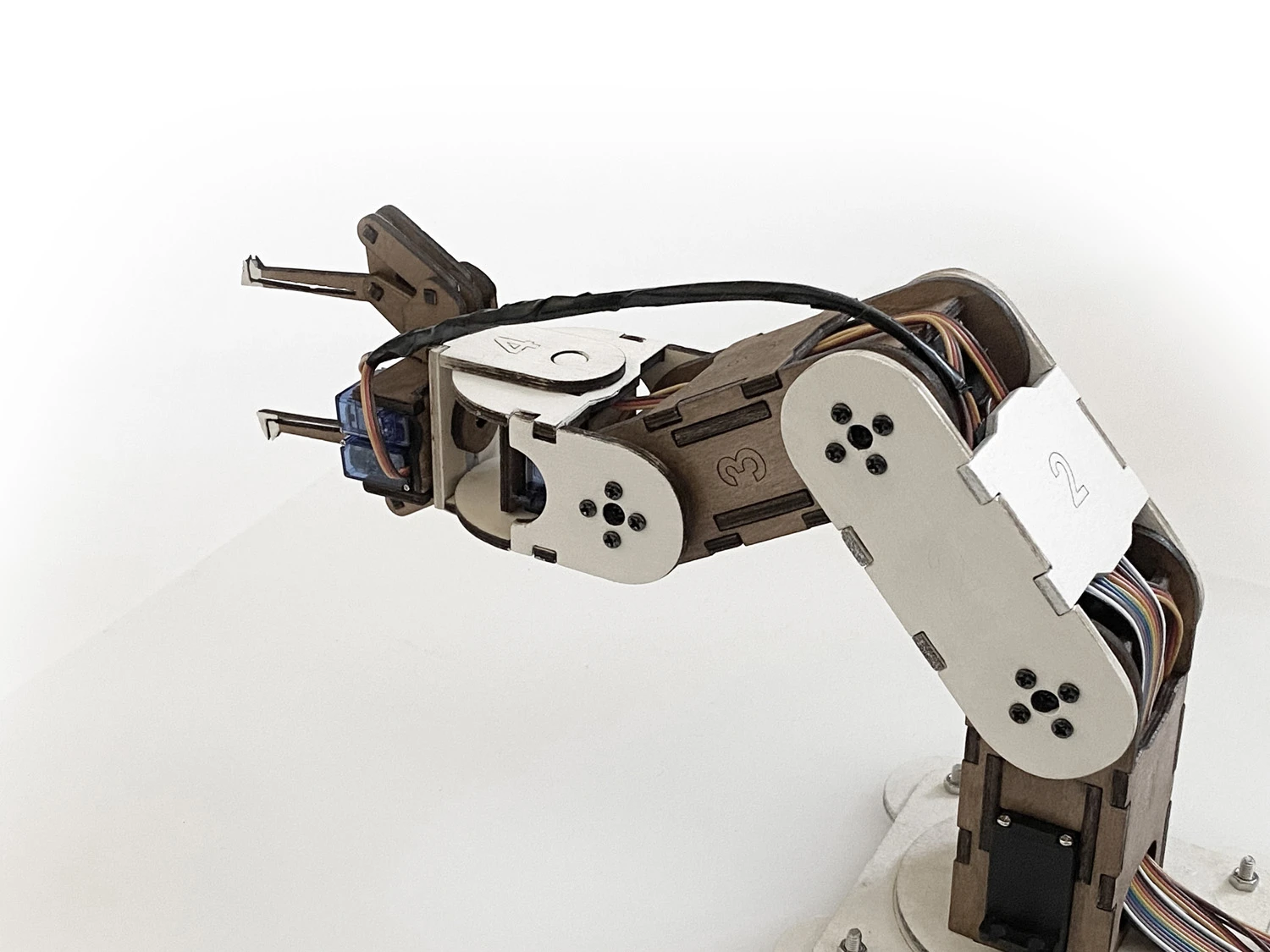 Roboterarm mit 6 Freiheitsgraden + Greifzange